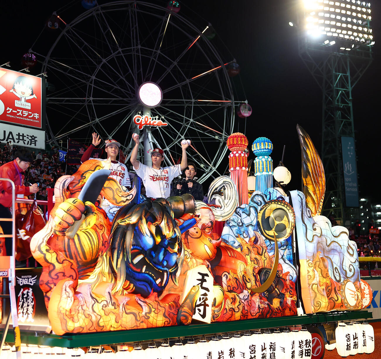 楽天対ロッテ　東北ヒーローライドに乗りサヨナラ勝ちを喜ぶ楽天村林（左）と柴田（撮影・野上伸悟）