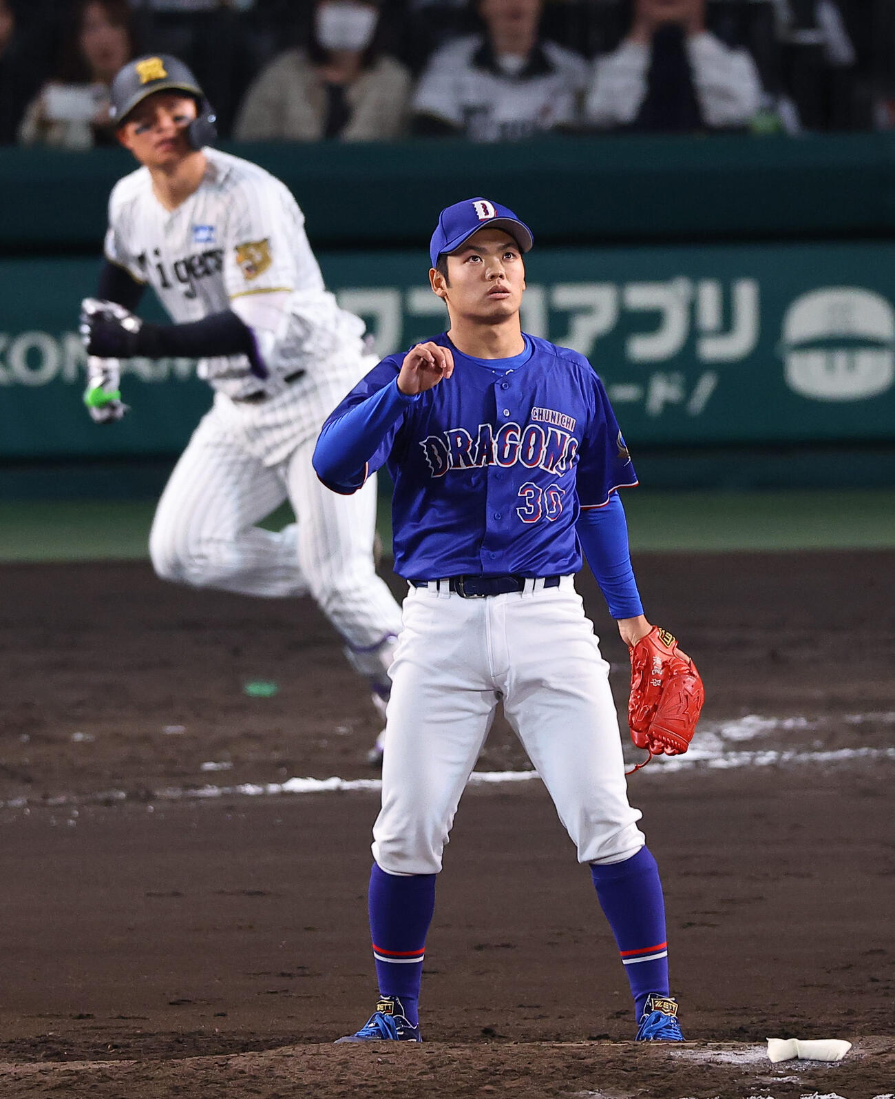 阪神対中日　7回裏阪神1死、根尾は森下に勝ち越しソロ本塁打を浴びる（撮影・上田博志）