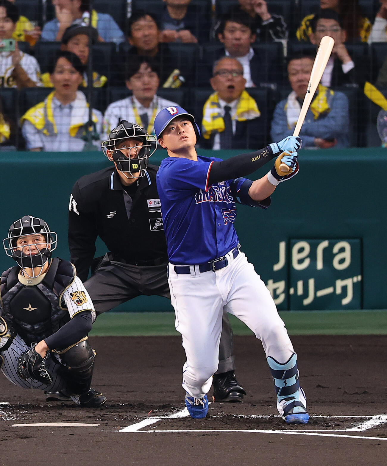 阪神対中日　1回表中日2死、細川は二塁打を放つ（撮影・上田博志）