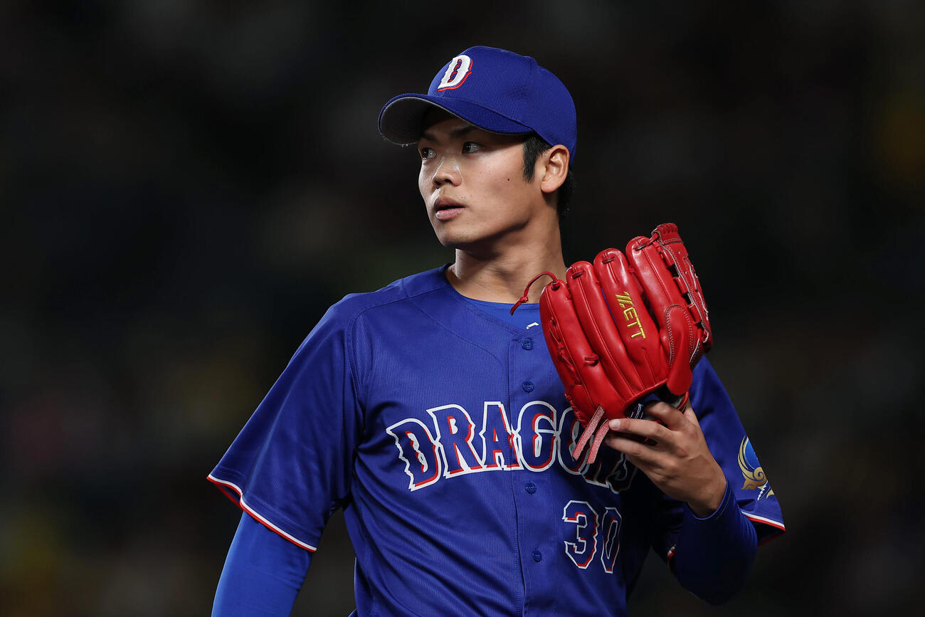 阪神対中日　7回裏、阪神に勝ち越しを許し、厳しい表情でベンチへ戻る中日根尾（撮影・前田充）