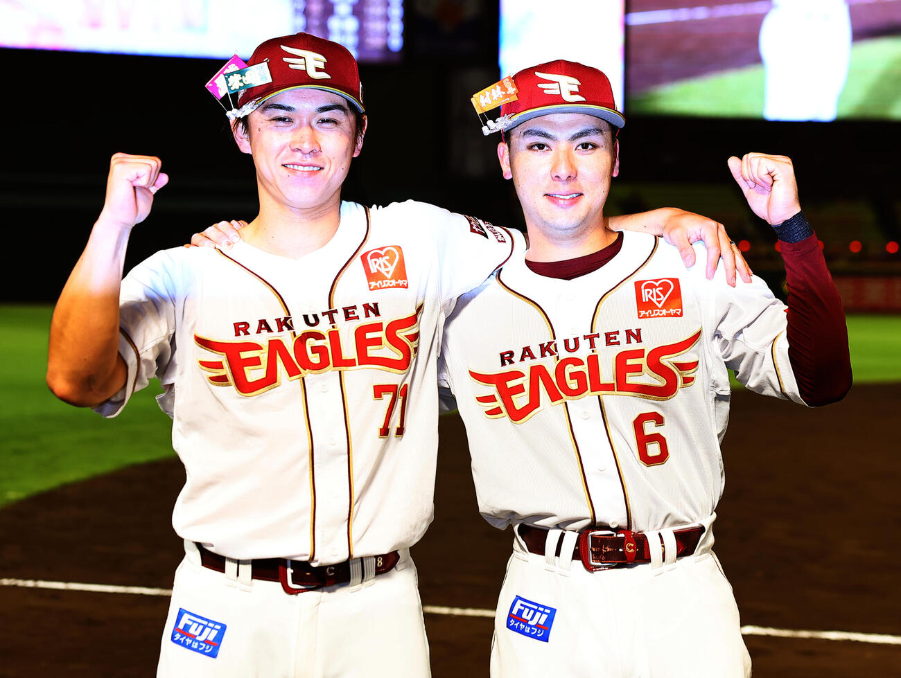 楽天対ロッテ　サヨナラ勝ちを喜ぶ楽天柴田（左）と村林（撮影・野上伸悟）