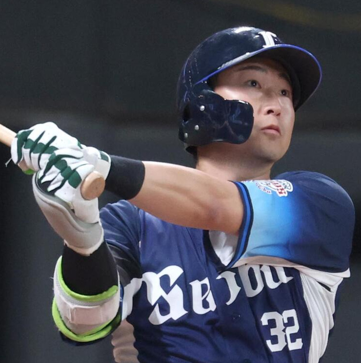 日本ハム対西武　8回表西武1死、本塁打を放つ山村（撮影・黒川智章）