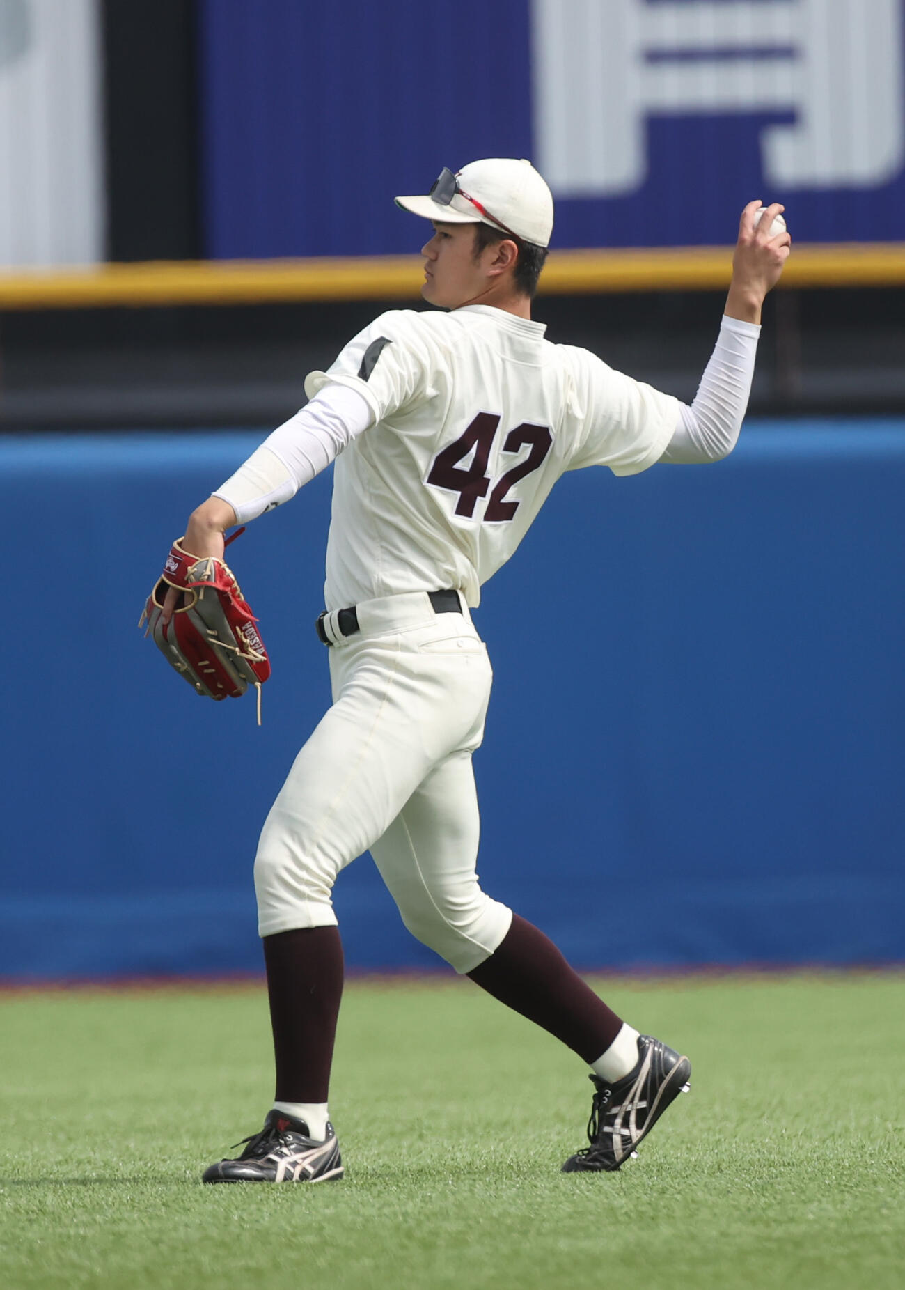 スタメン出場の早大・阿部は、早大野球部元監督の野村徹さんの死去を悼み喪章を付けて練習する（撮影・柴田隆二）