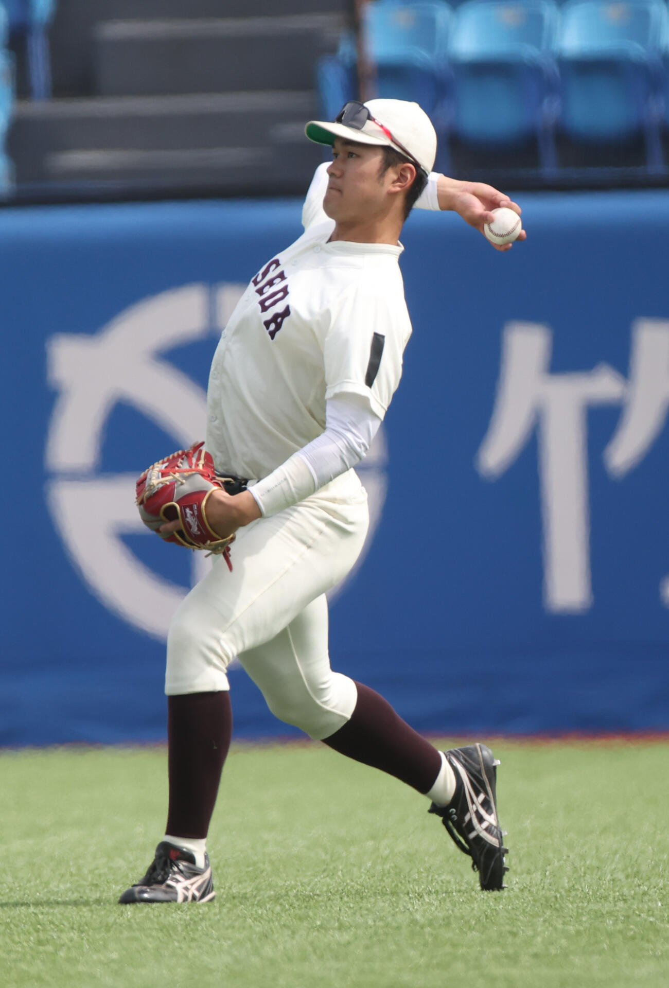 スタメン出場の早大・阿部は、早大野球部元監督の野村徹さんの死去を悼み喪章を付けて練習する（撮影・柴田隆二）