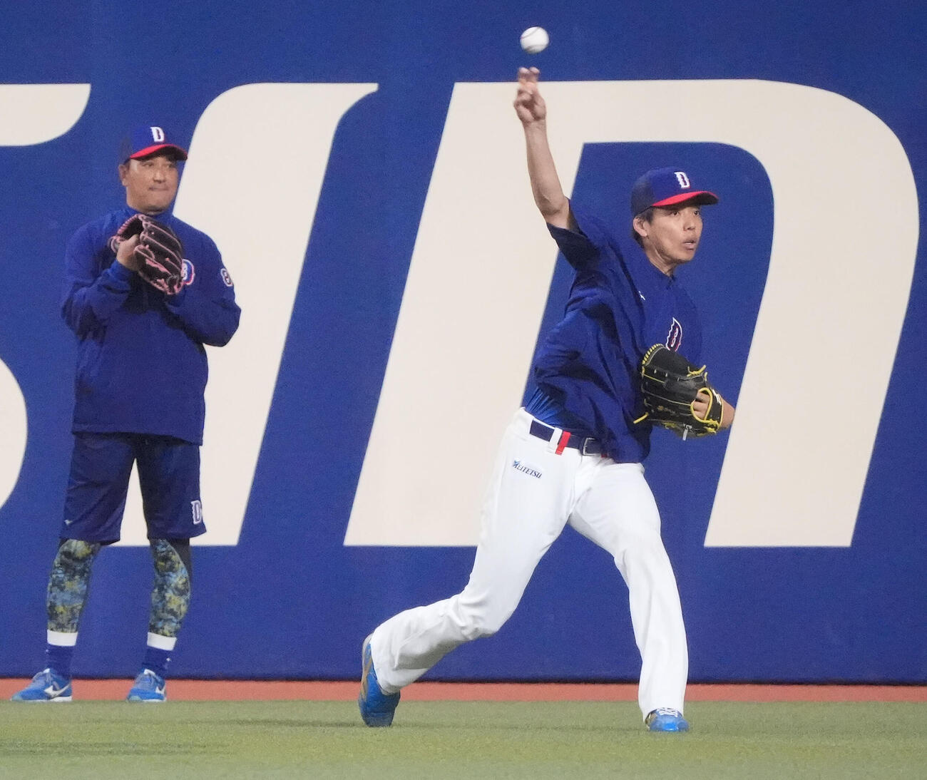 キャッチボールをする杉浦（右）。左は落合投手コーディネーター