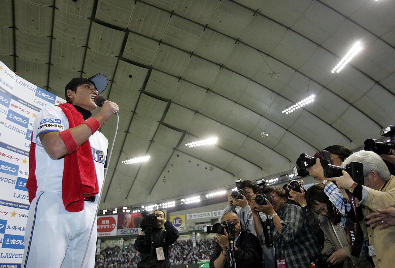 2006年4月18日、オリックス戦でお立ち台に上がった日本ハム新庄はいきなりの引退宣言