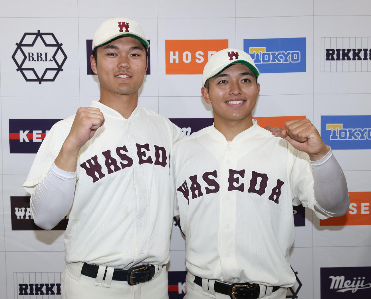 東大対早大　早大・阿部（左）と1安打完封勝利の香西はガッツポーズする（撮影・柴田隆二）