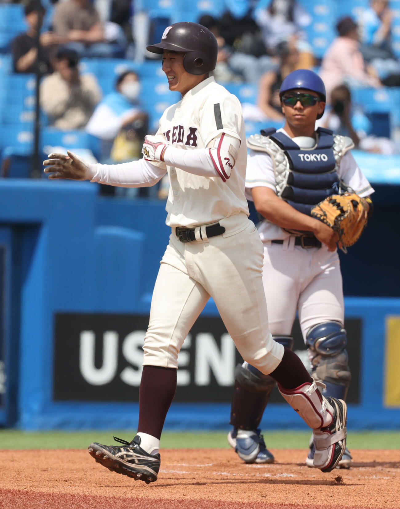 東大対早大　2回裏早大1死、高橋海は左越えに本塁打を放ち生還する（撮影・柴田隆二）
