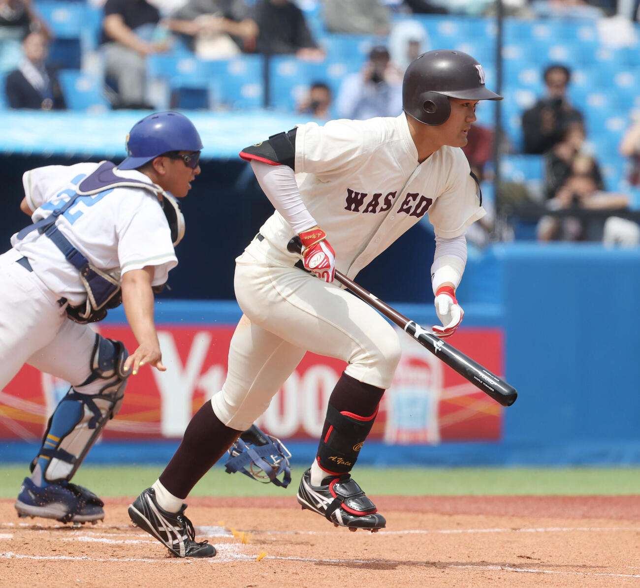 東大対早大　3回裏早大無死一塁、阿部は送りバントを決め一塁に向かう（撮影・柴田隆二）