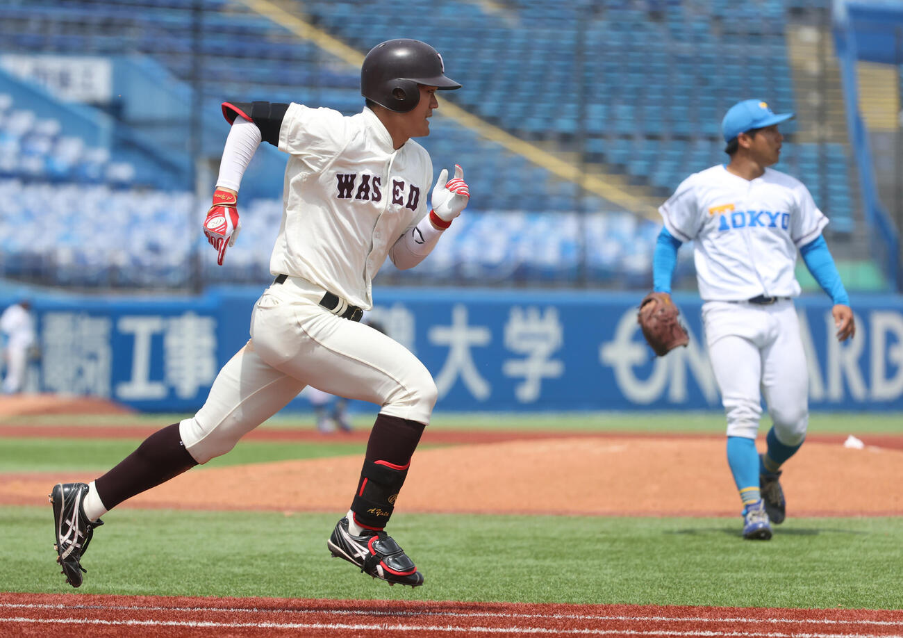 東大対早大　5回裏早大無死、阿部は二塁ゴロに倒れる。右は東大・松本慎（撮影・柴田隆二）