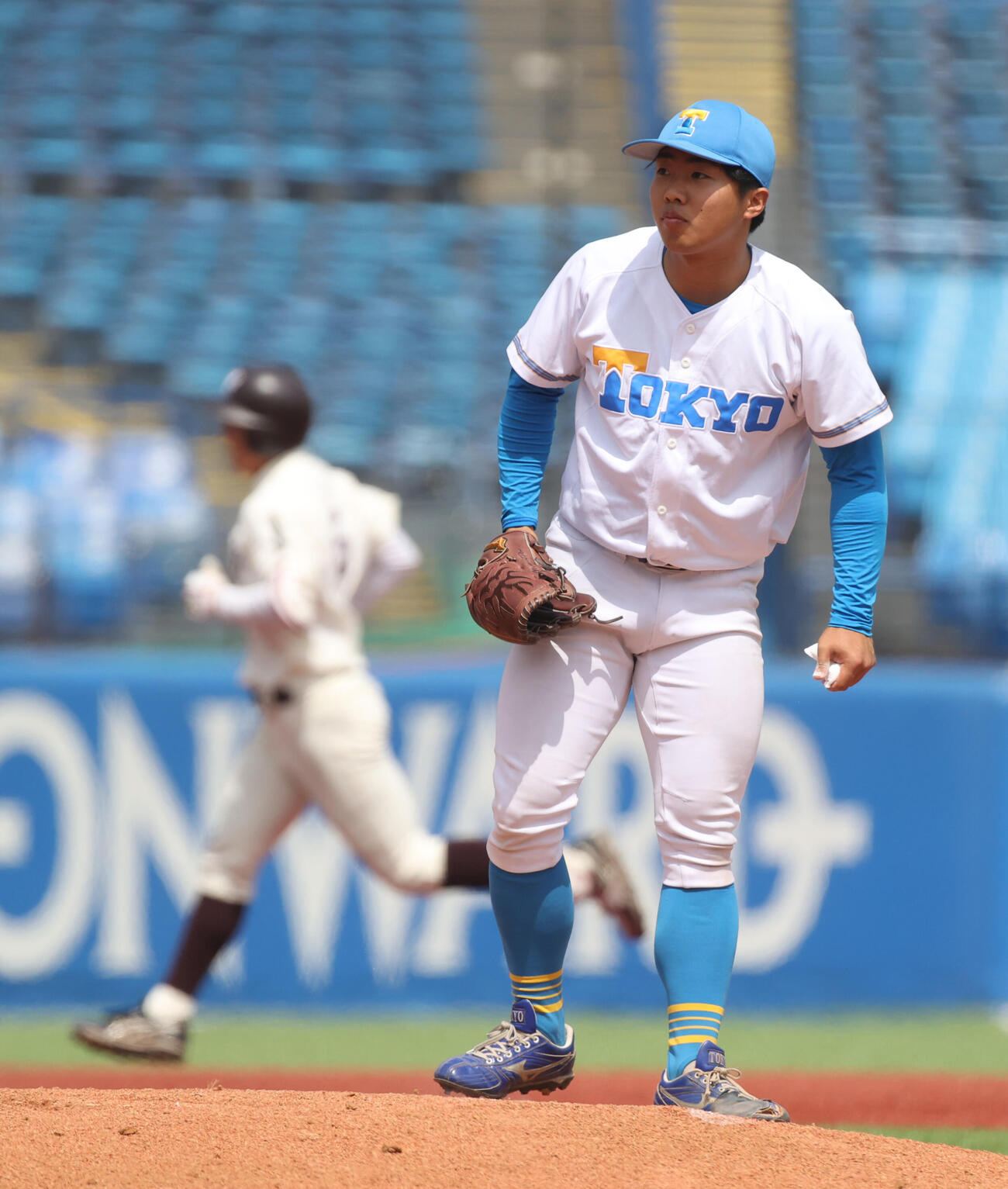 東大対早大　2回裏早大1死、高橋海に左越えに本塁打を浴びた東大・松本慎（撮影・柴田隆二）