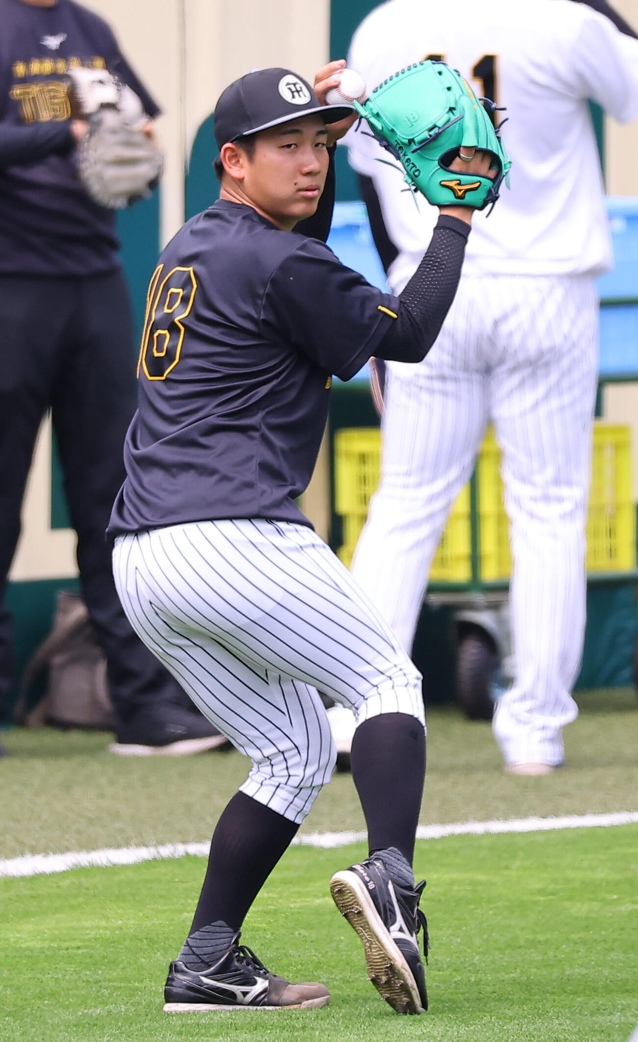 阪神対中日　キャッチボールをする阪神伊原（撮影・上田博志）