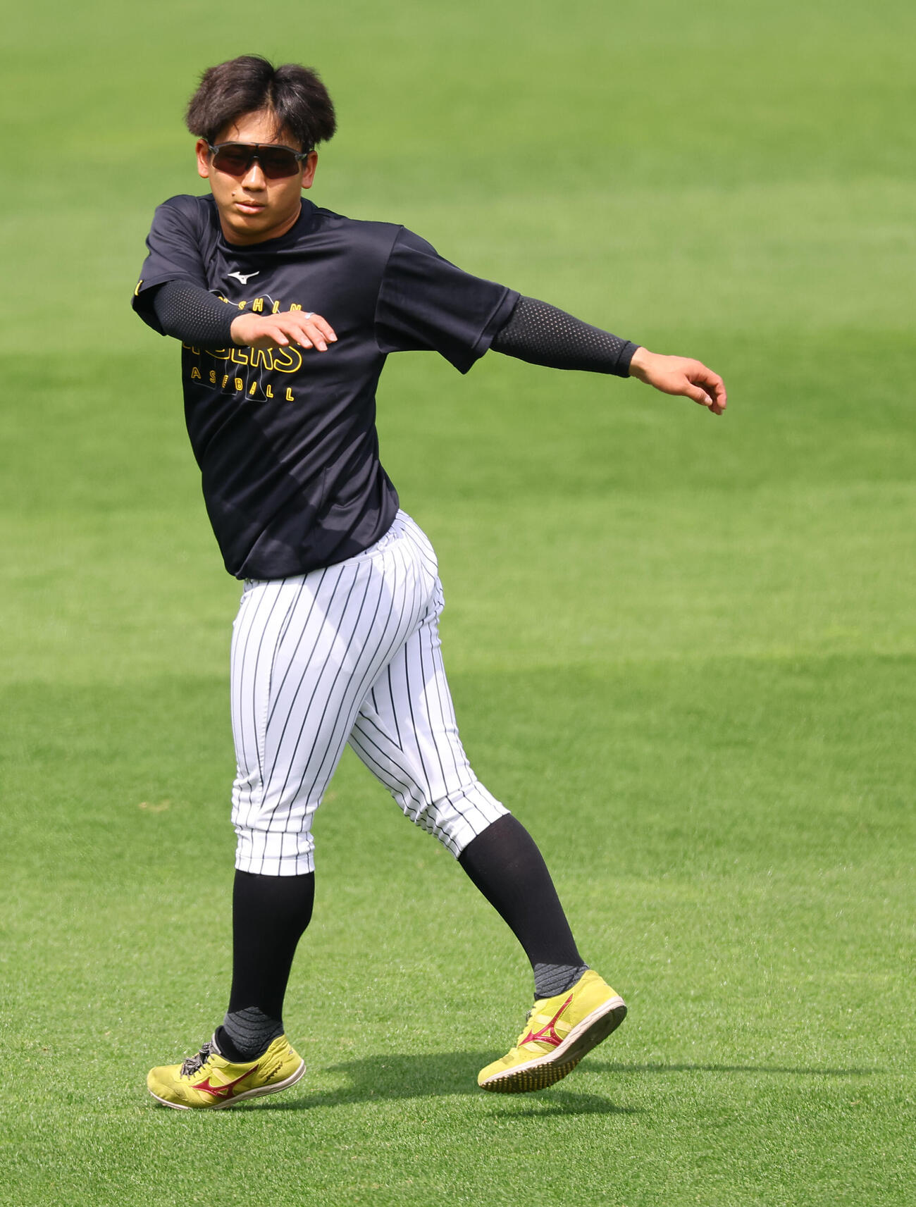 阪神対中日　ウオーミングアップをする阪神伊原（撮影・上田博志）
