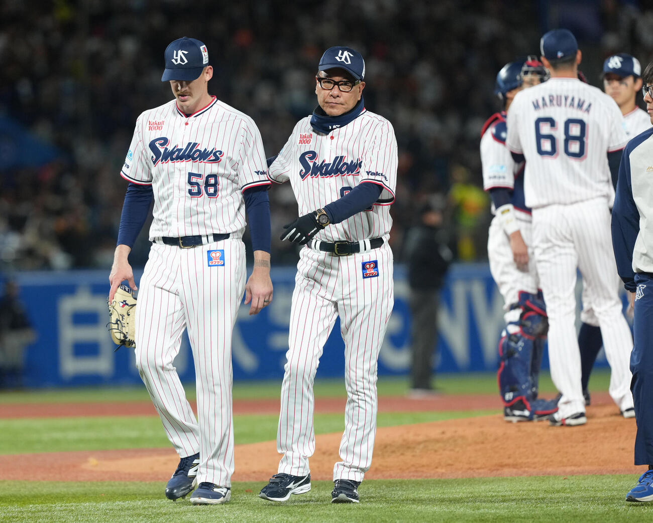 ヤクルト先発のウォルターズ（左）の交代を告げ、ベンチに戻る池山監督（2026年4月17日撮影）