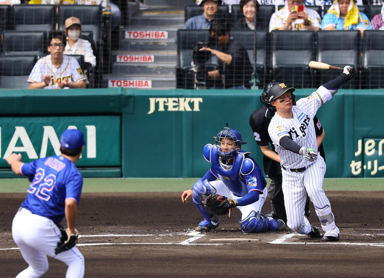 阪神対中日　1回裏阪神1死一塁、森下は三振に倒れる（撮影・上田博志）