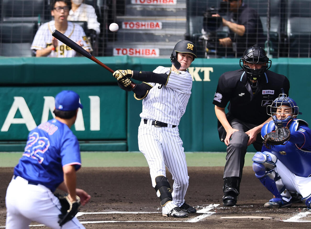 阪神対中日　1回裏阪神1死、中野は安打を放つ（撮影・上田博志）