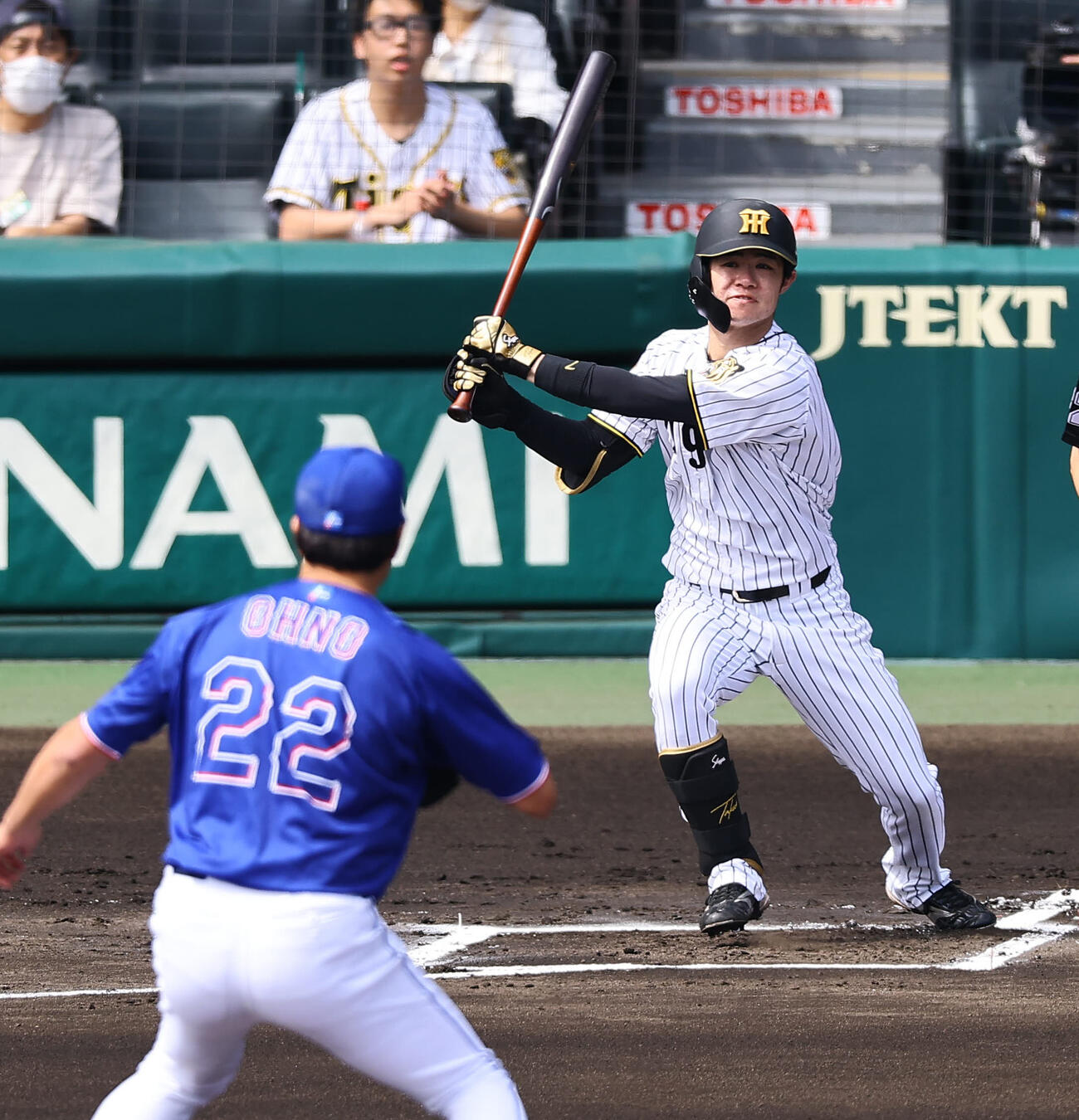 阪神対中日　1回裏阪神1死、中野は安打を放つ（撮影・上田博志）
