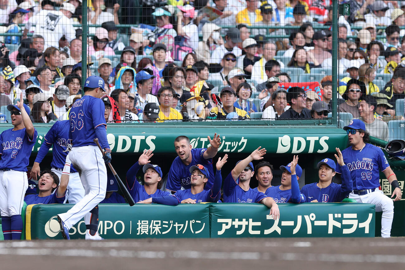 阪神対中日　4回表中日無死三塁、2点本塁打を放った鵜飼を迎える中日の選手たち（撮影・前田充）
