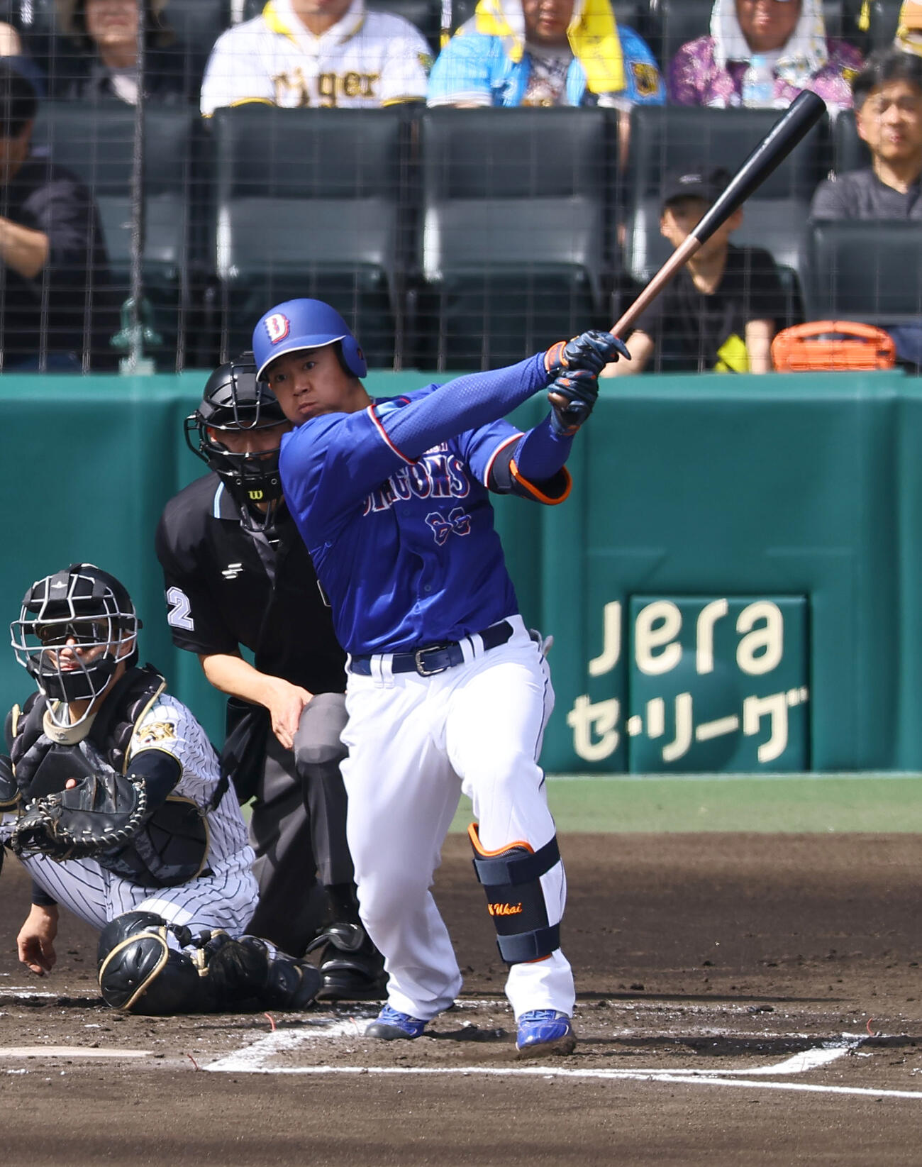 阪神対中日　2回表中日2死一塁、鵜飼は安打を放つ（撮影・上田博志）