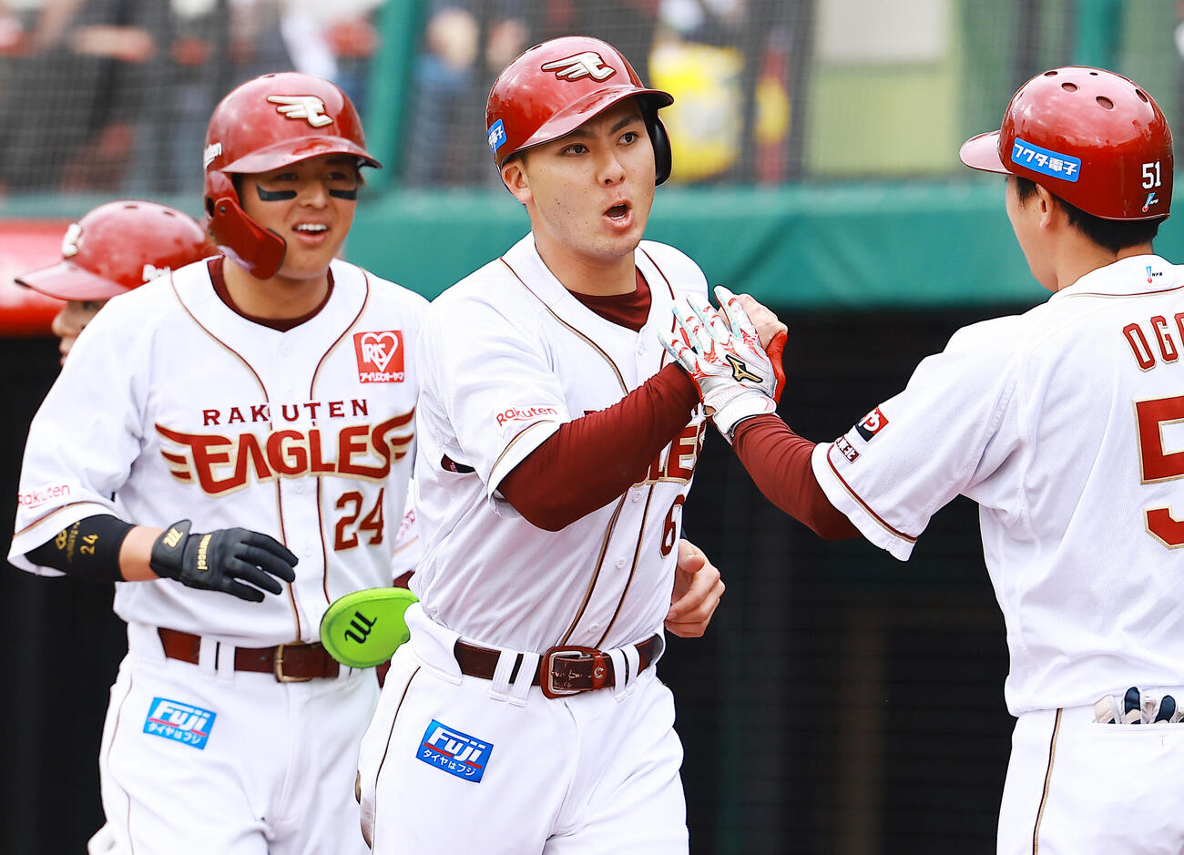 楽天対ロッテ　3回裏楽天2死一、二塁、浅村の2点適時二塁打で生還しベンチに迎えられる村林（撮影・野上伸悟）