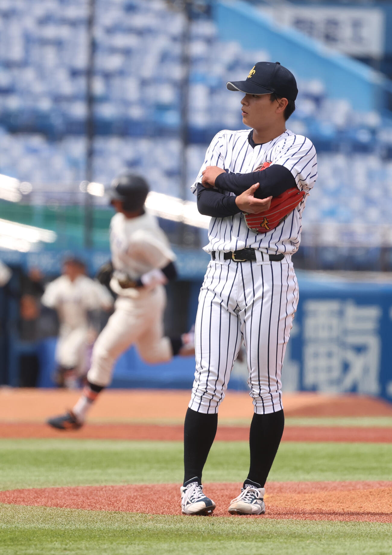 法大対立大　1回表法大2死一、三塁、井上和に本塁打を浴びた立大・斎藤（撮影・柴田隆二）