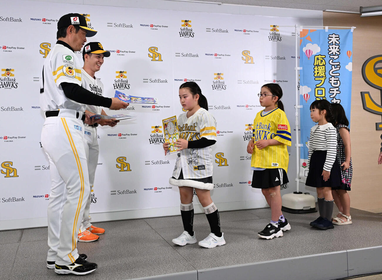 未来こどもチャレンジ応援プロジェクトで子どもたちに文房具をプレゼントする小久保監督（左）と栗原（撮影・林敢治）
