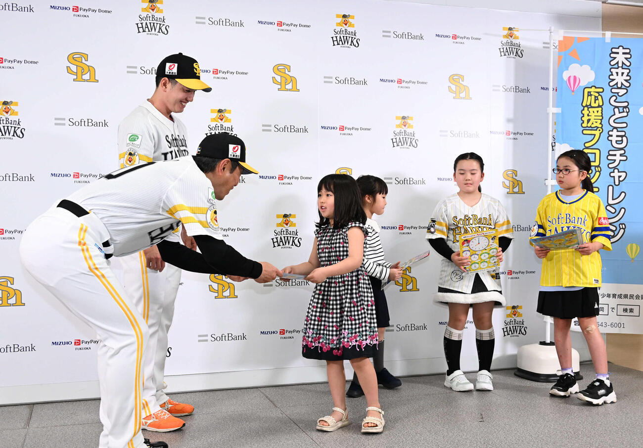 未来こどもチャレンジ応援プロジェクトで子どもたちに文房具をプレゼントする小久保監督（左）と栗原（撮影・林敢治）