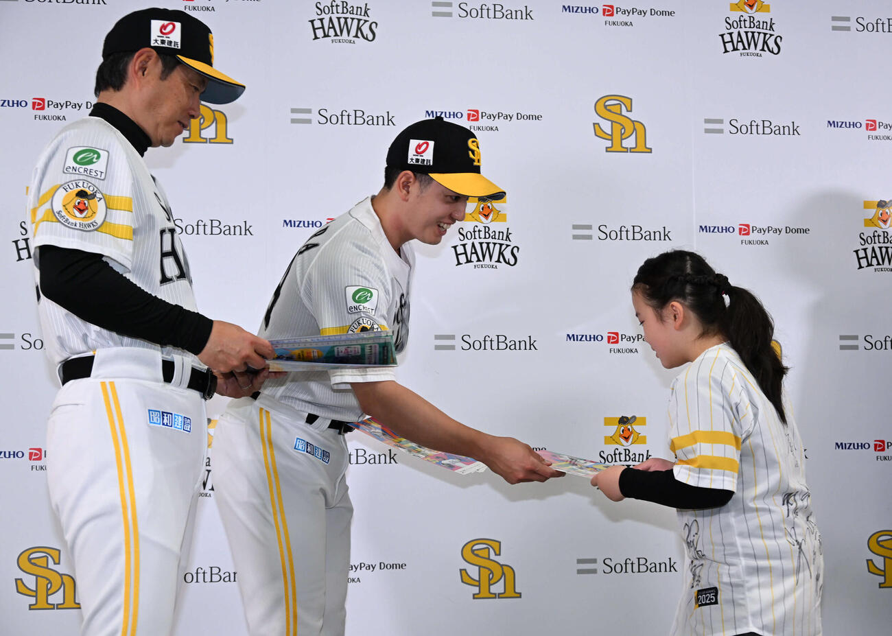 未来こどもチャレンジ応援プロジェクトで子どもに文房具をプレゼントする小久保監督（左）と栗原（撮影・林敢治）