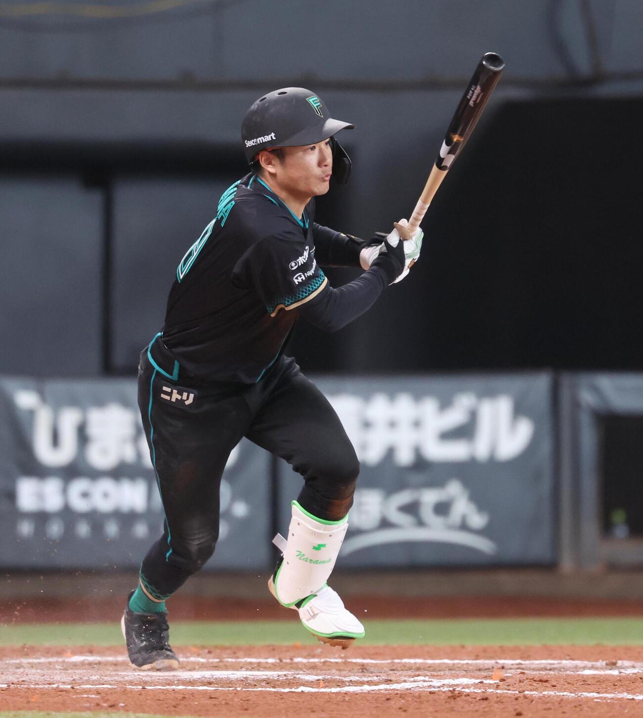 日本ハム対西武　6回裏日本ハム無死一、二塁、投手強襲の適時打を放つ奈良間（撮影・黒川智章）