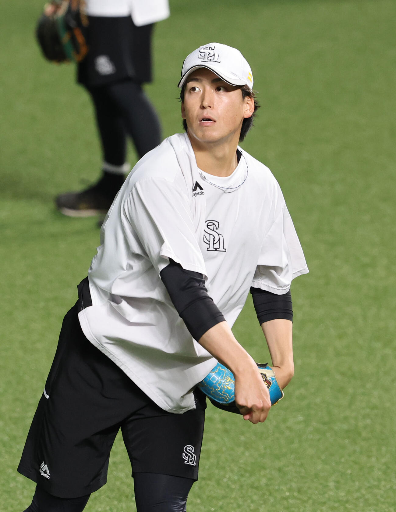 ソフトバンク対オリックス　軽めのキャッチボールで調整する大竹（撮影・梅根麻紀）