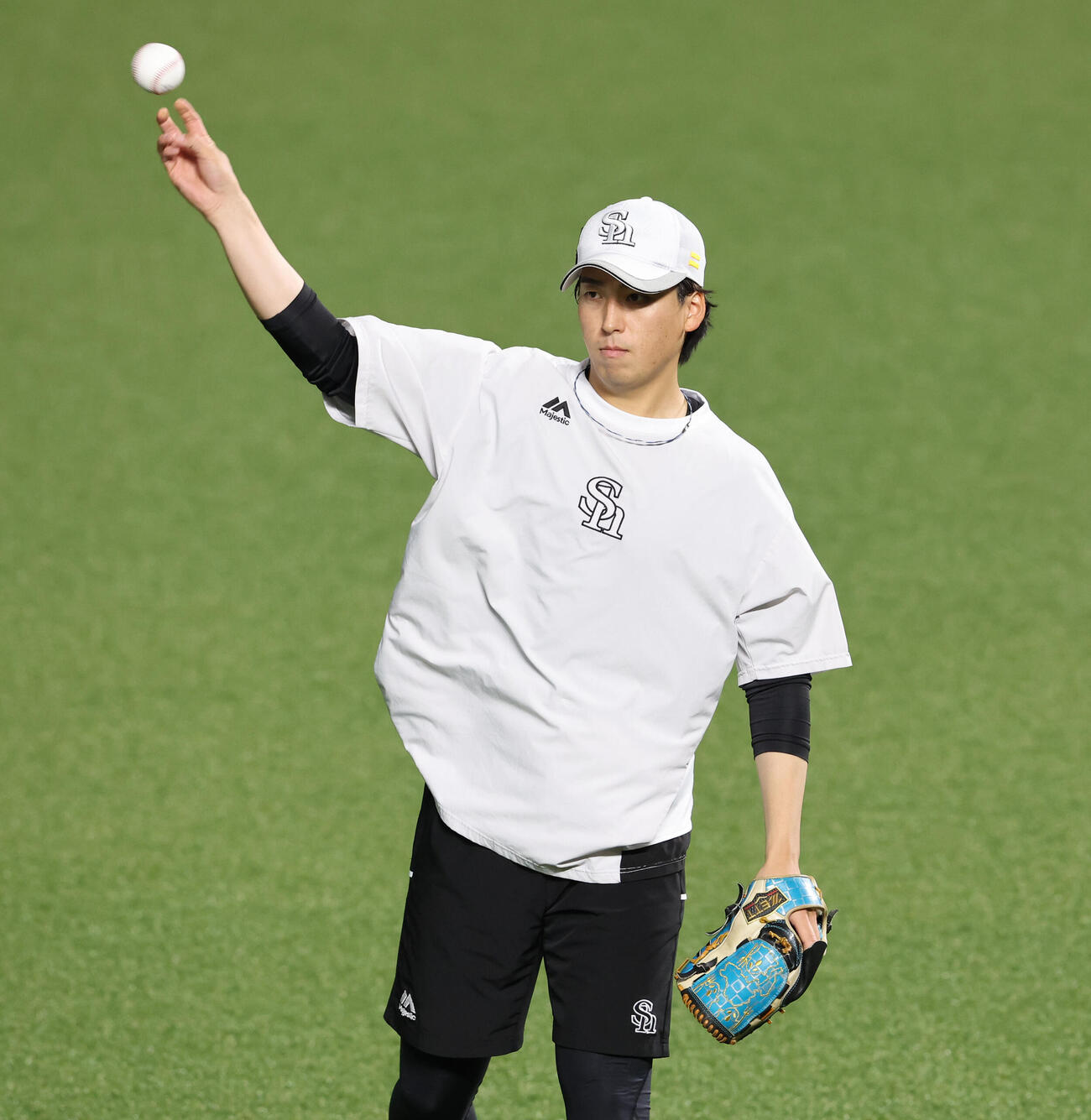 ソフトバンク対オリックス　軽めのキャッチボールで調整する大竹（撮影・梅根麻紀）