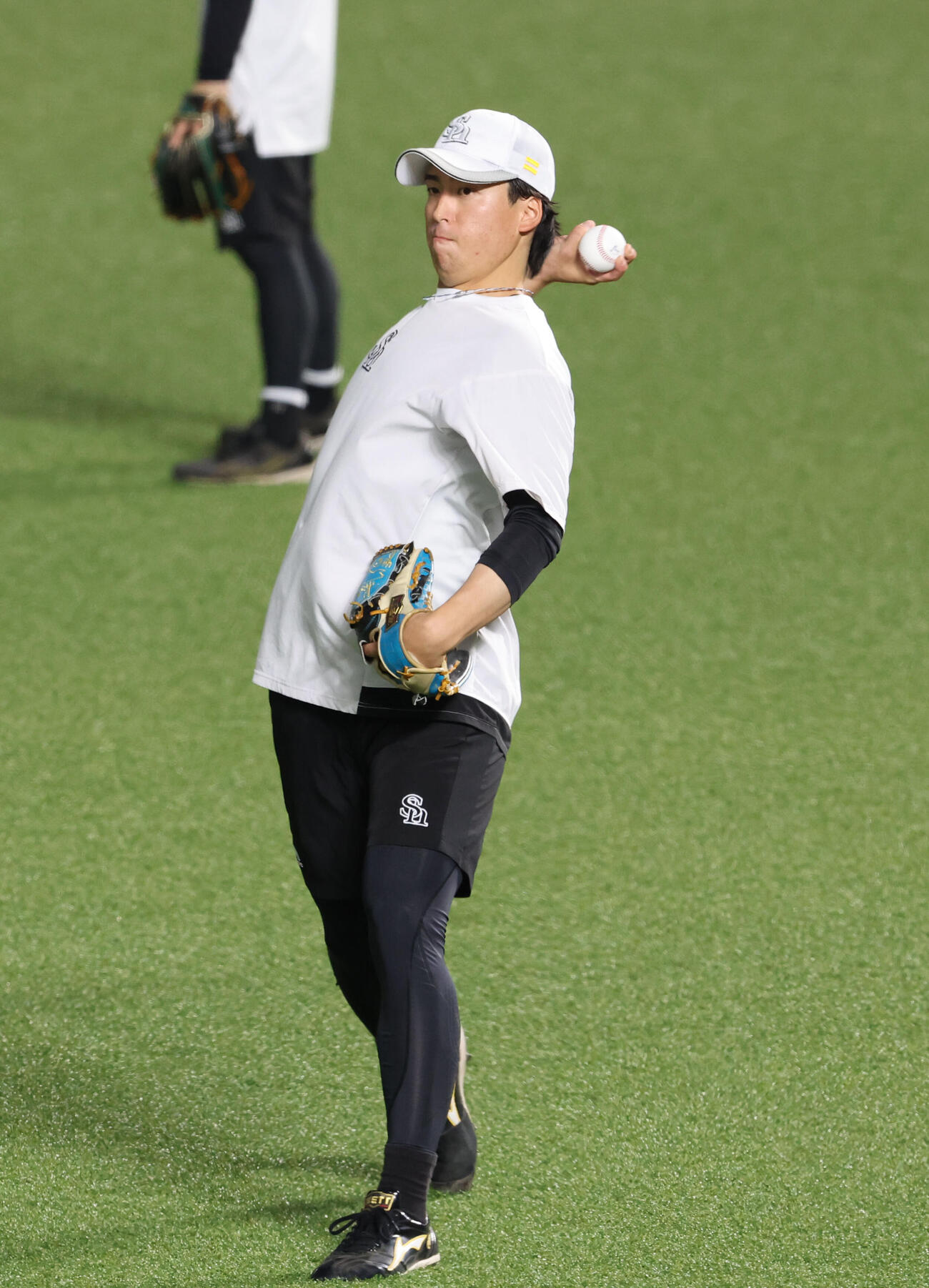 ソフトバンク対オリックス　軽めのキャッチボールで調整する大竹（撮影・梅根麻紀）