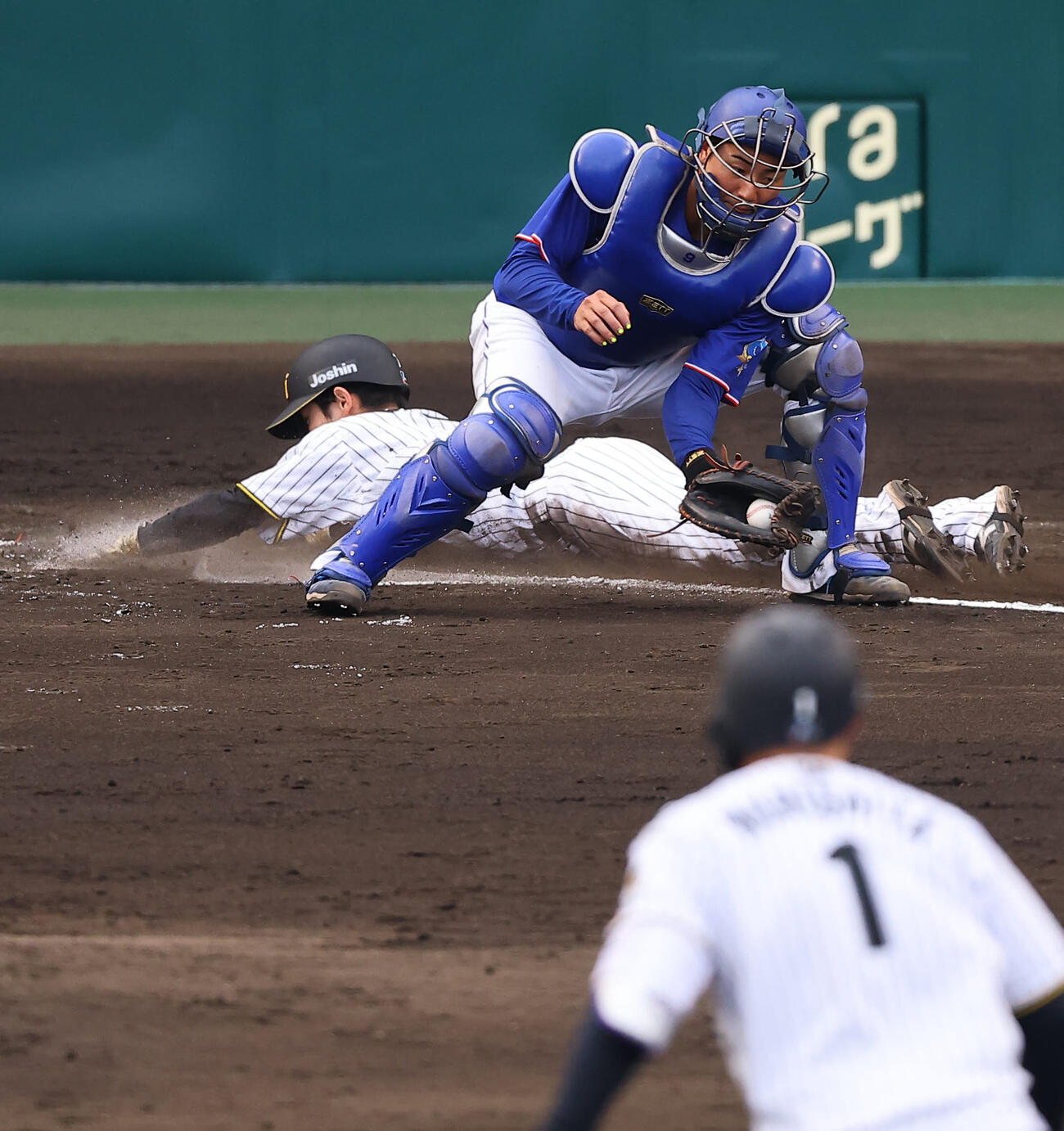 阪神対中日　7回裏阪神1死一塁、森下の同点適時二塁打で生還する中野。捕手は石伊（撮影・上田博志）