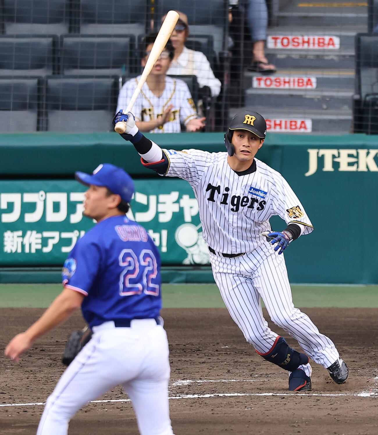 阪神対中日　4回裏阪神無死一塁、木浪は安打を放つ（撮影・上田博志）