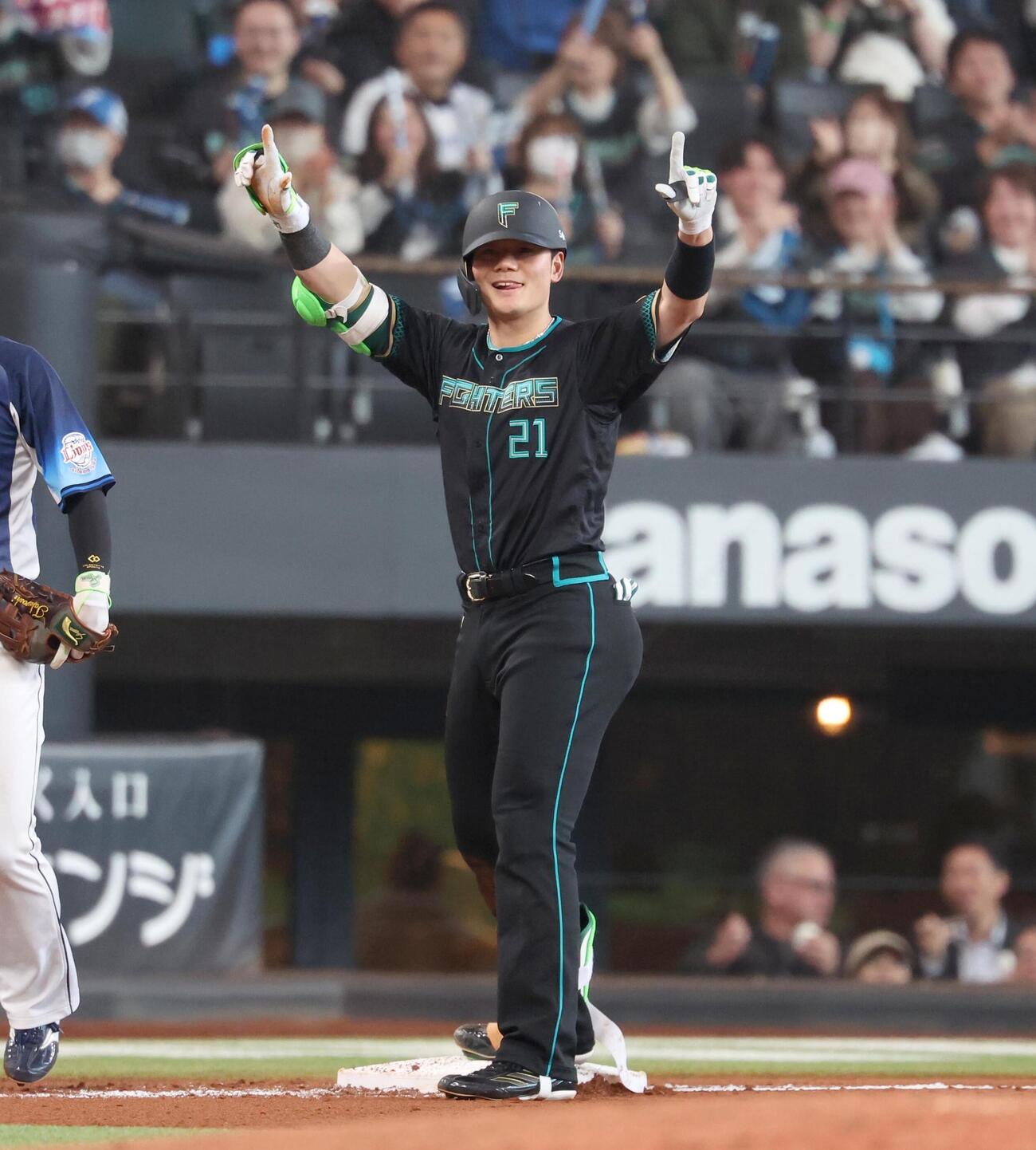 日本ハム対西武　6回裏日本ハム2死二、三塁、2点適時三塁打を放ちポーズをとる清宮幸（撮影・黒川智章）