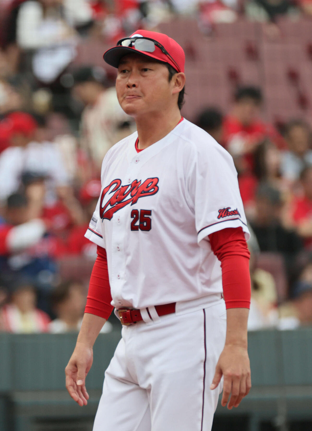 広島対DeNA 7回裏終了時、交代を告げる新井監督（撮影・加藤孝規）