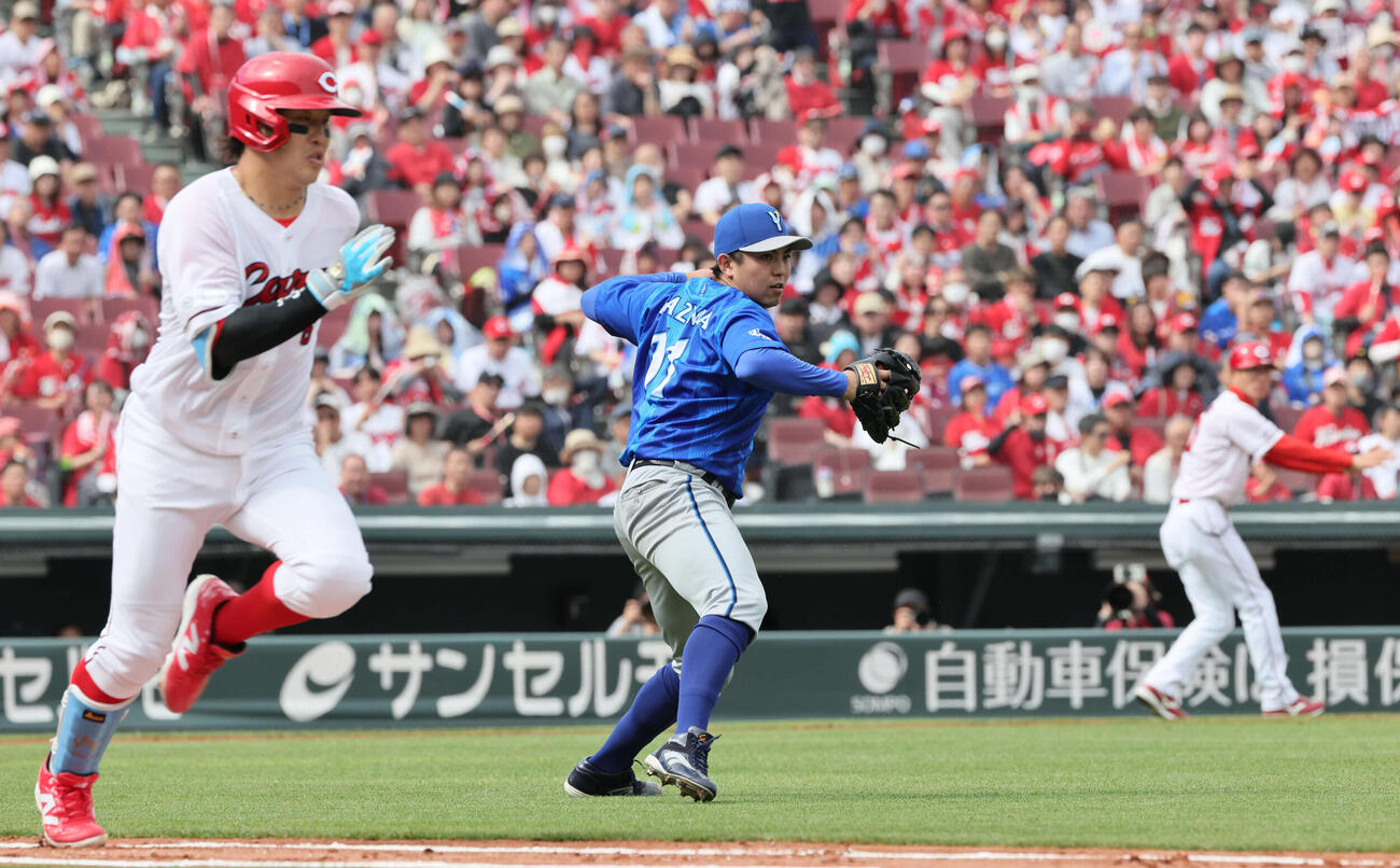 広島対DeNA 3回裏広島1死一、二塁、小園の投ゴロを処理する東（撮影・加藤孝規）