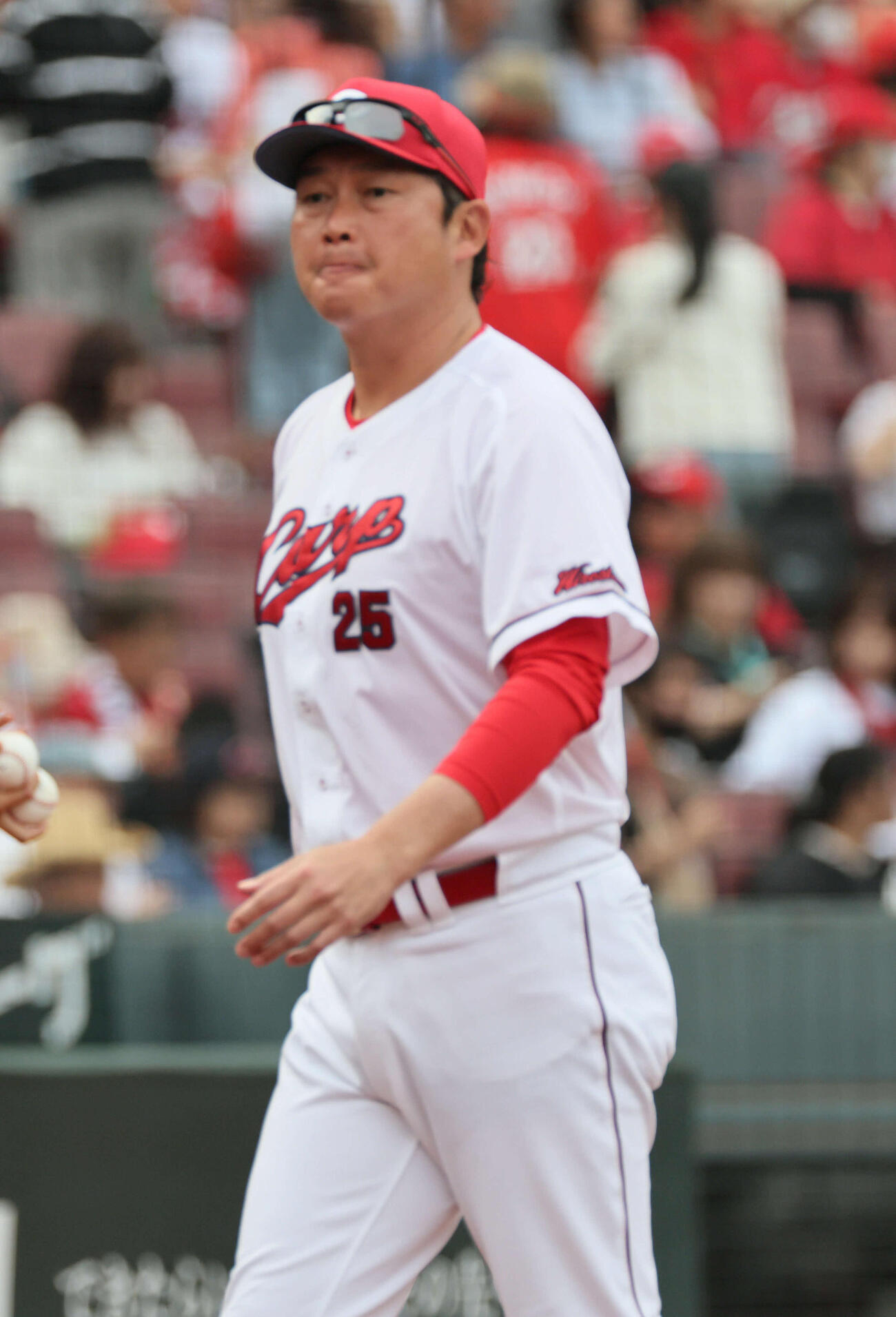 広島対DeNA 7回裏終了時、交代を告げる新井監督（撮影・加藤孝規）