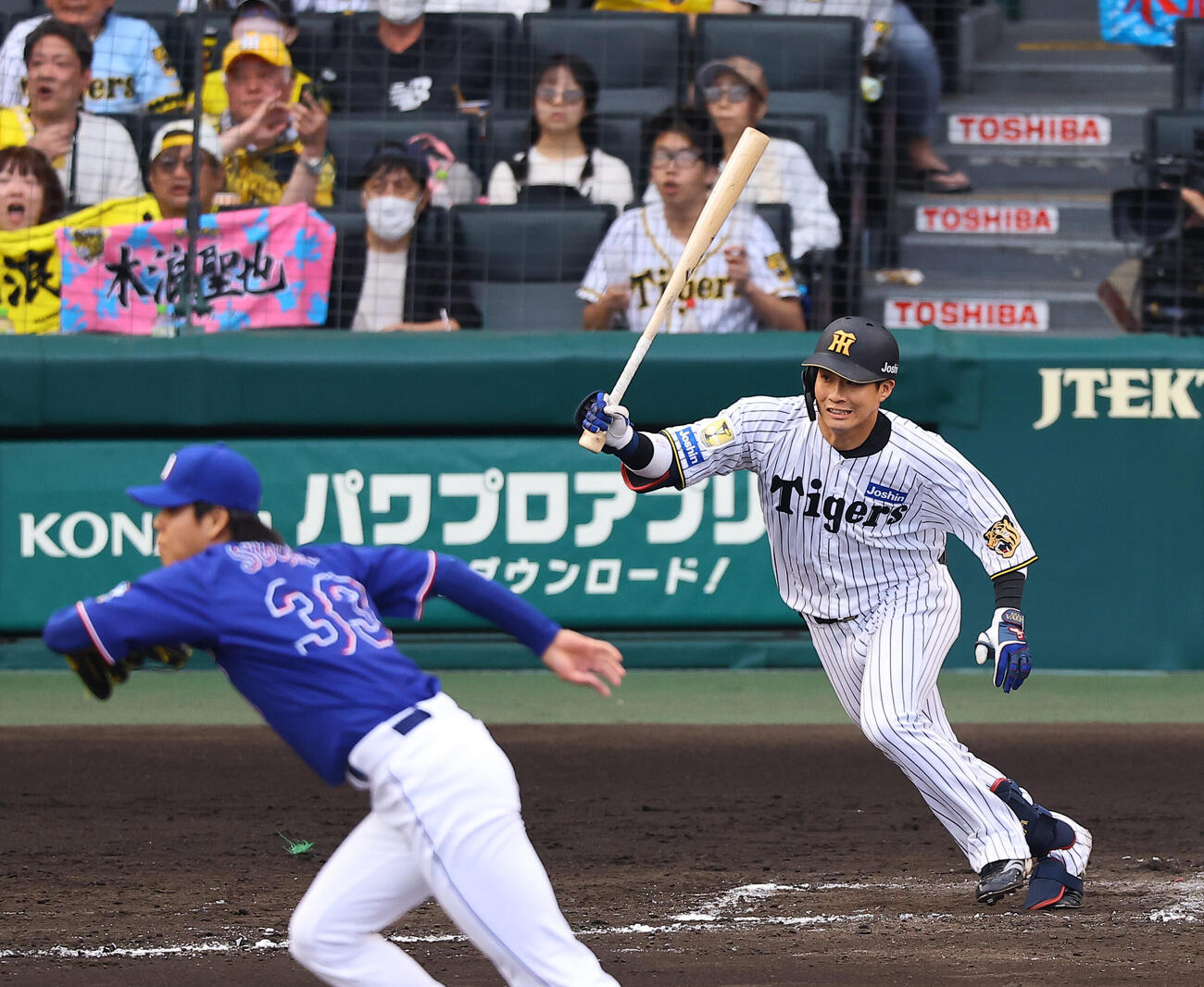阪神対中日　7回裏阪神2死一、三塁、木浪は勝ち越し適時打を放つ（撮影・上田博志）