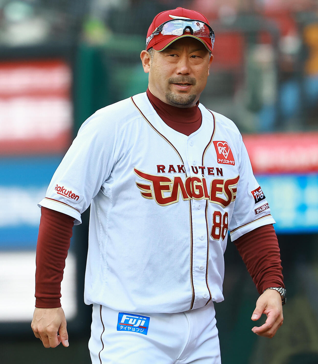 楽天対ロッテ　選手交代を告げる楽天三木監督（撮影・野上伸悟）
