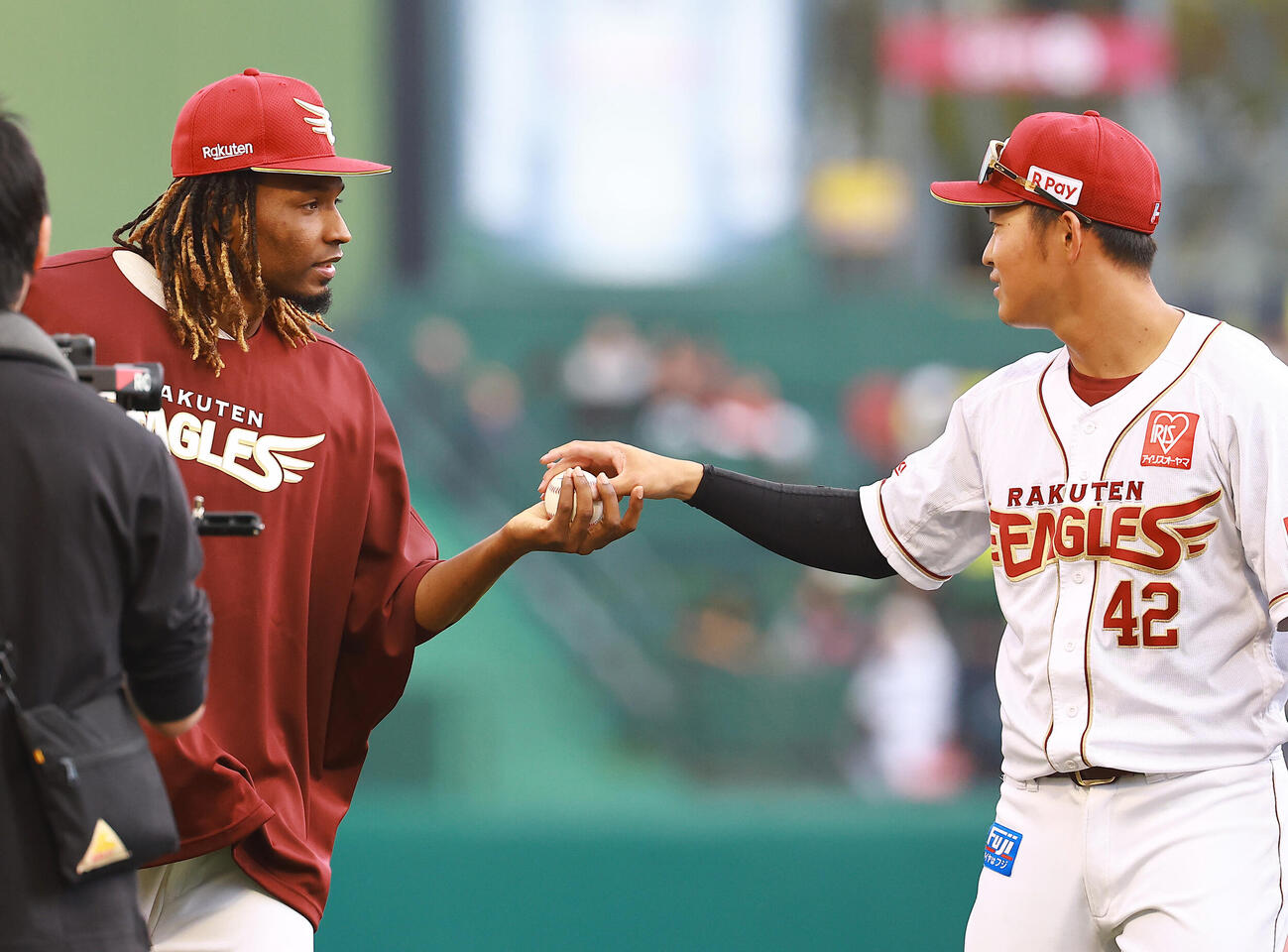 楽天対ロッテ　来日初勝利を挙げ、渡辺翔（右）からウイニングボールをもらう楽天ウレーニャ（撮影・野上伸悟）