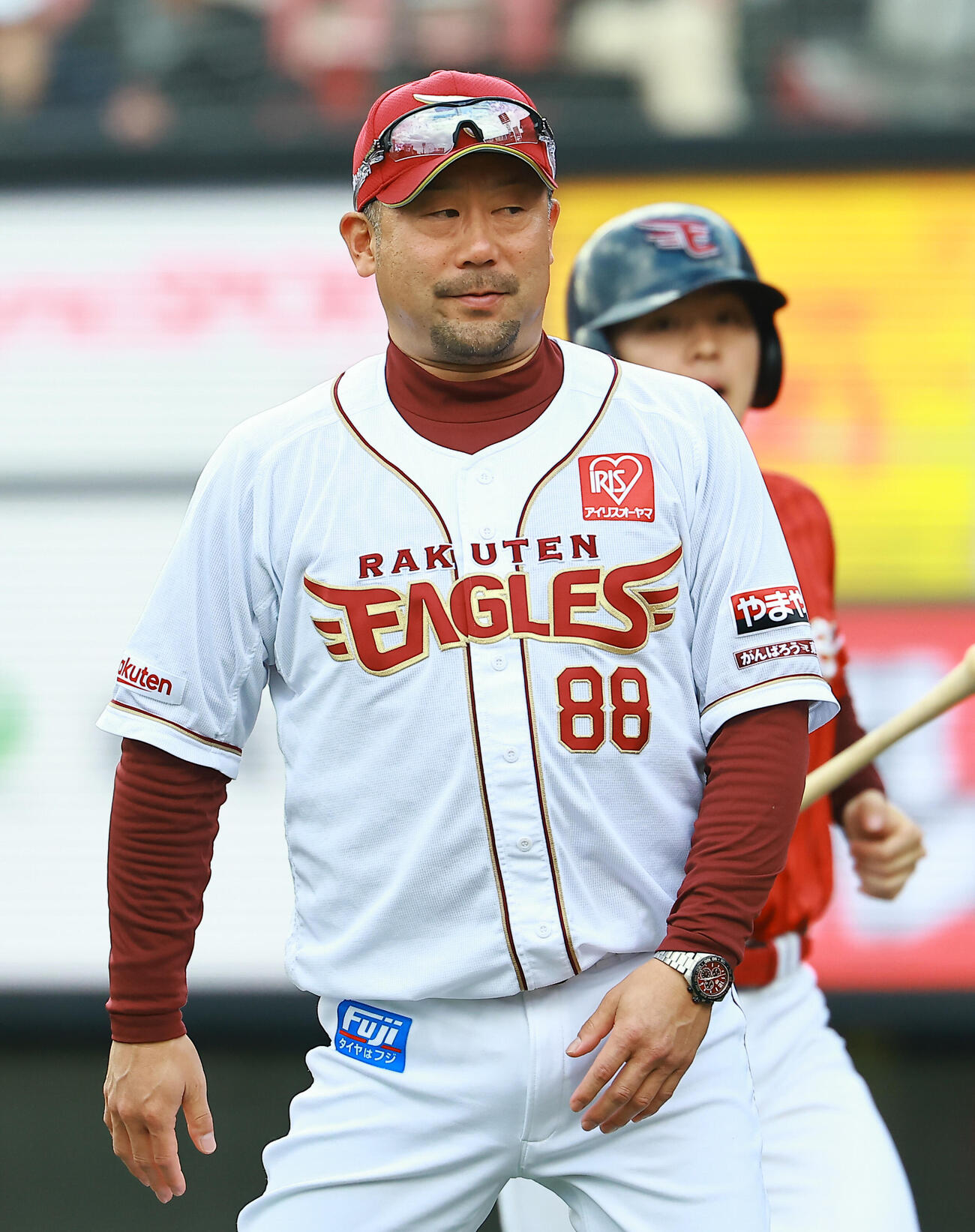 楽天対ロッテ　選手交代を告げる楽天三木監督（撮影・野上伸悟）