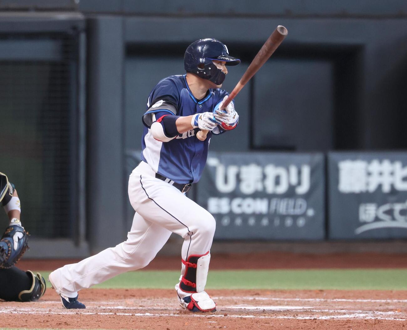 日本ハム対西武　9回表西武2死二塁、安打を放つ栗山（撮影・黒川智章）