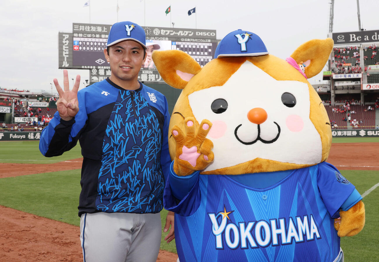 広島対DeNA 3勝目をあげ、ポーズを決めるDeNA東（撮影・加藤孝規）