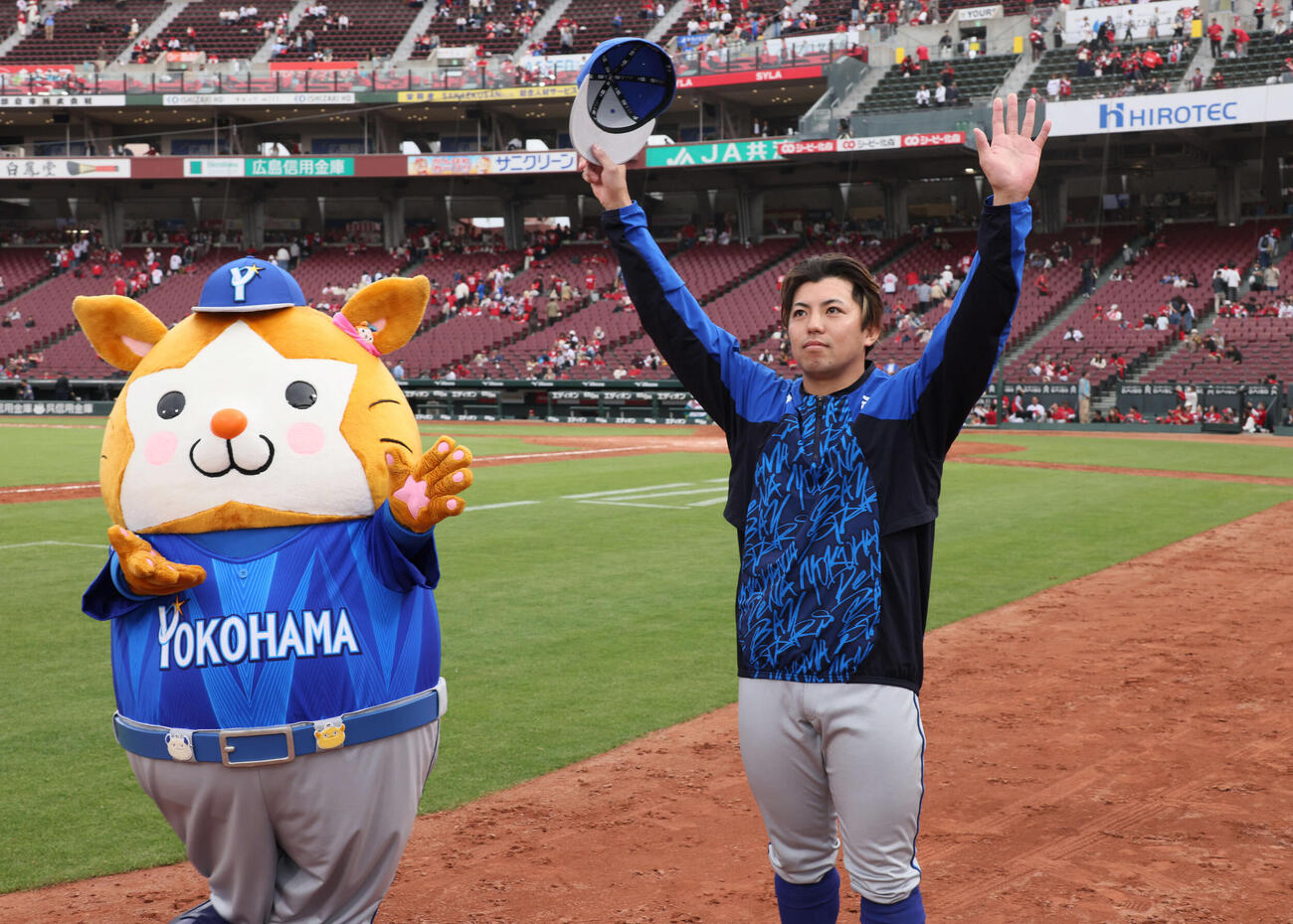 広島対DeNA　ファンの声援に応えるDeNA東（撮影・加藤孝規）