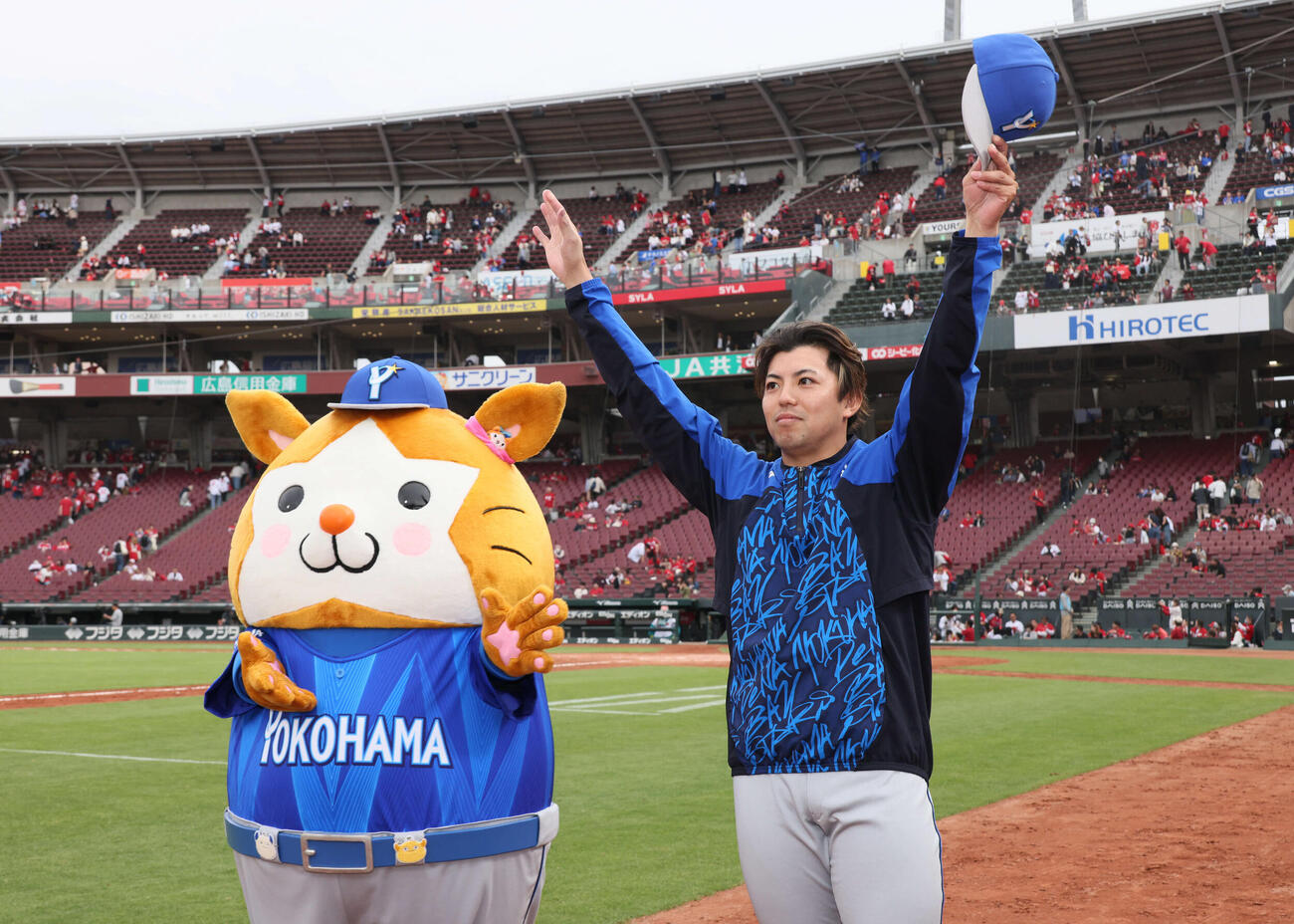 広島対DeNA　ファンの声援に応えるDeNA東（撮影・加藤孝規）