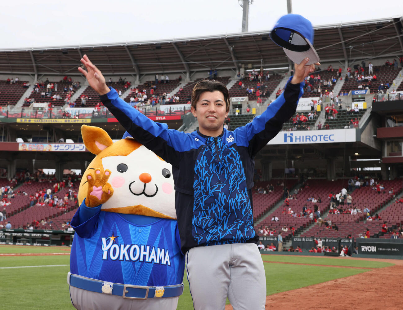 広島対DeNA　ファンの声援に応えるDeNA東（撮影・加藤孝規）
