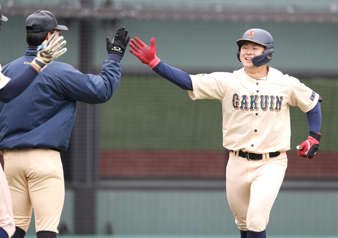 八戸学院大対青森中央学院大　7回裏青森中央学院大無死走者なし、本塁打の高木優斗はチームメートとハイタッチ