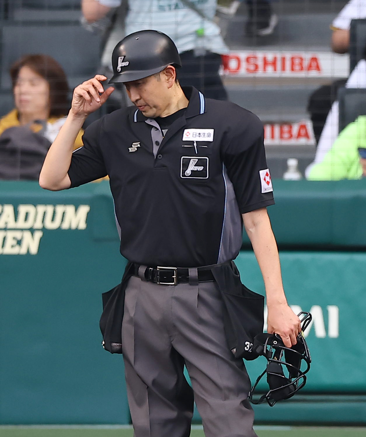 阪神対中日　ヘルメットを被る球審の原（撮影・上田博志）