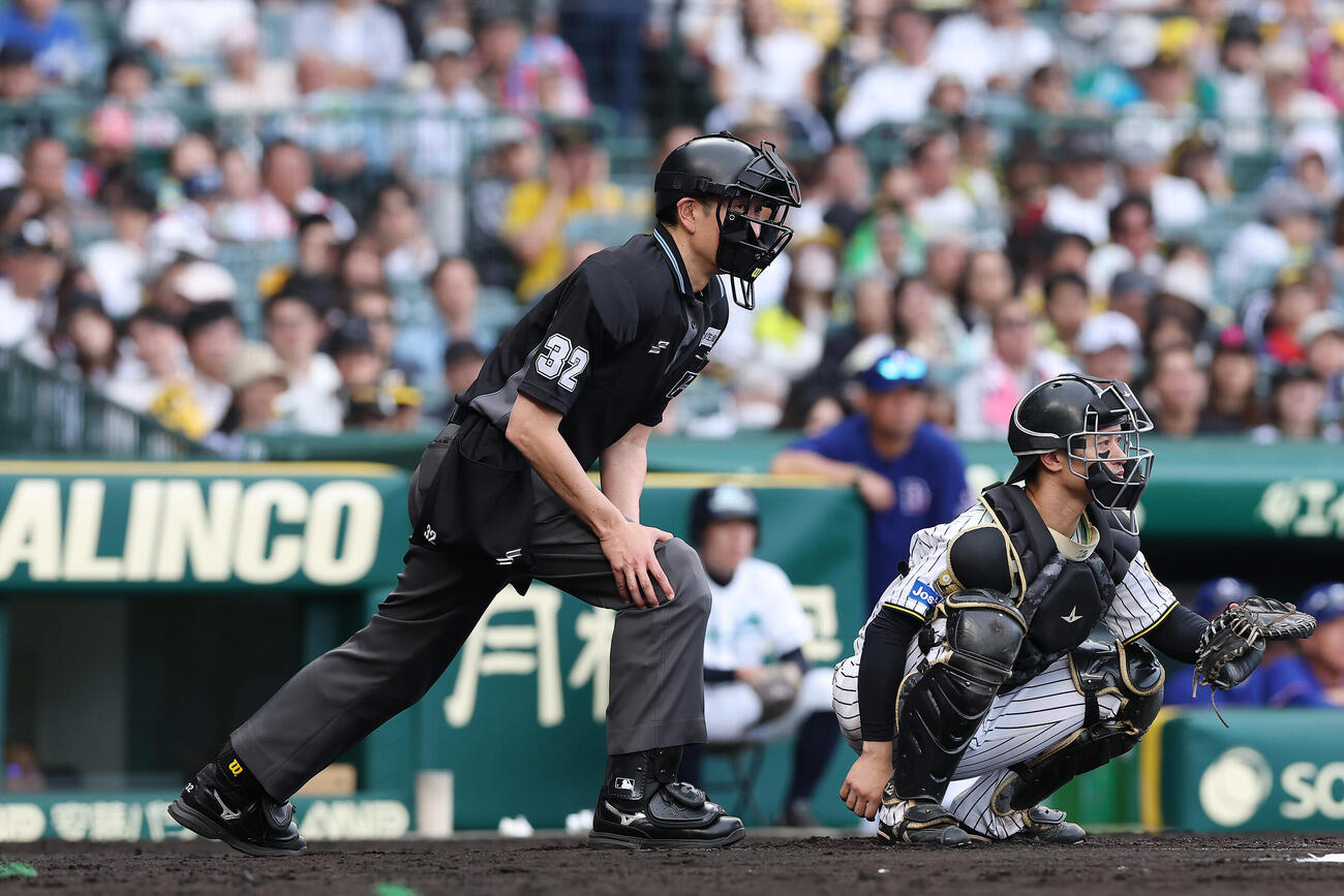 阪神対中日　ヘルメットを着用する原球審（撮影・前田充）